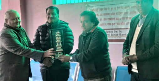 महालक्ष्मी विकास बैंकद्वारा हिरा गिरी जेहेन्दार छात्रवृत्ती वितरण
