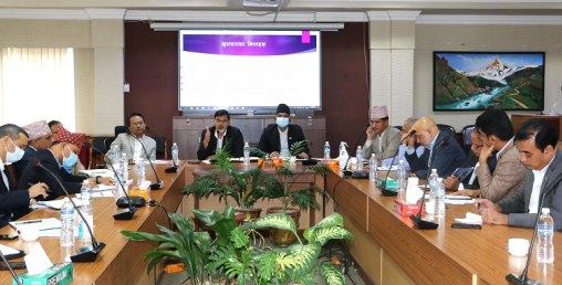 एक हप्ताको अल्टिमेटम पाएको ब्याजवृद्धि अध्ययन समितिमा कोको छन् ?