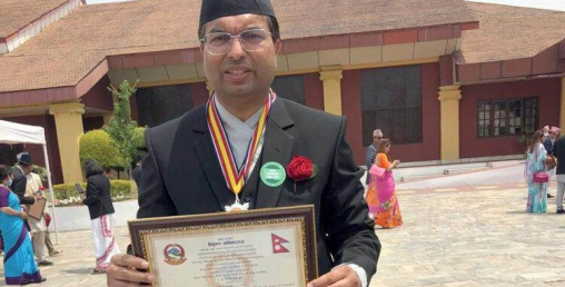 वर्ल्ड स्कुलका अध्यक्ष डा झा ‘प्रबल जनसेवाश्री पदक’बाट विभुषित