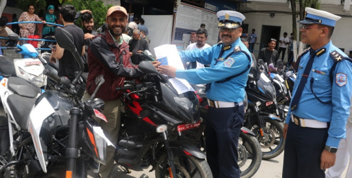 २१ वटा दुईपाङग्रे सवारी साधन सम्बन्धित धनीलाई हस्तान्तरण