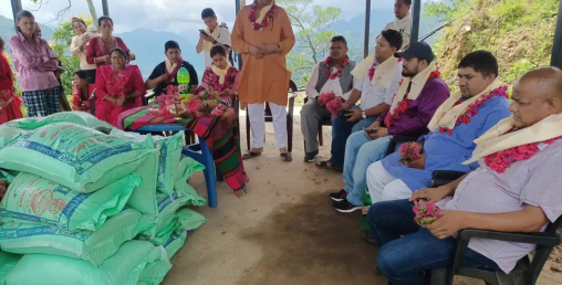 सांसद बानियाँको पहलमा ४० घर परिवारलाई खाद्यन्न वितरण