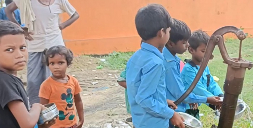 कलिला हातले कल चलाउँदै पानी पिउन बाध्य छन् विद्यार्थी