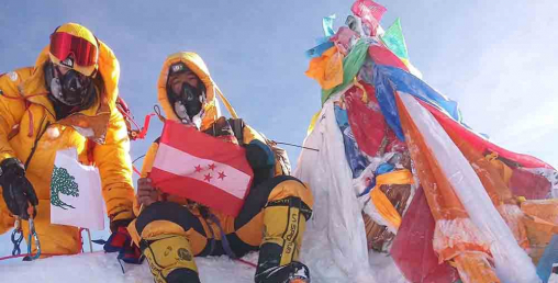 नेपाली कांग्रेसको झण्डा र चुनाव चिन्ह सगरमाथाको शिखरमा
