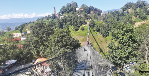 झोलुङ्गे पुल तर्न २० रुपियाँ असुल्छ नगरपालिका