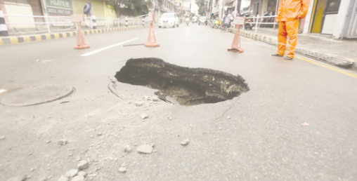 मध्य बानेश्वरको सडक भासियो