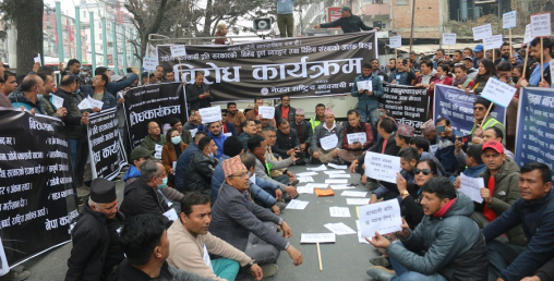 बैंक आतंकविरुद्ध व्यवसायी उत्रिए सडकमा (फोटो फिचर)
