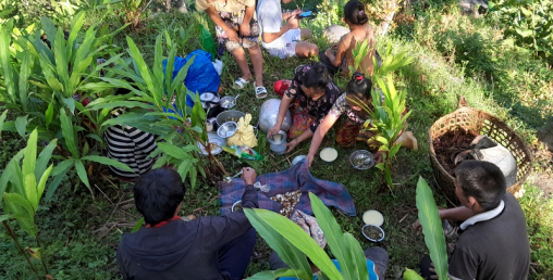 अलैँची टिप्न किसानलाई चटारो, बगानमै मनाए दसैँ