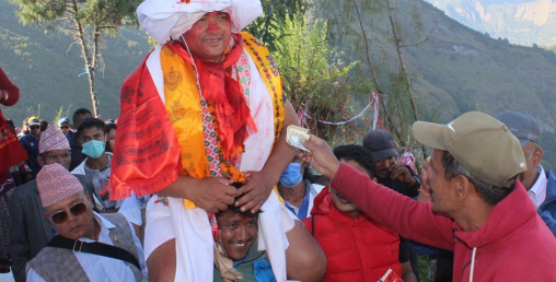 जसले आठौँ पटक ताकमकोतको ठेलो फाल्ने प्रतियोगिता जिते