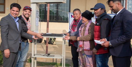 ज्योति विकास बैंकद्वारा सामरी स्वास्थ्य चौकीलाई बेबी वार्मर प्रदान