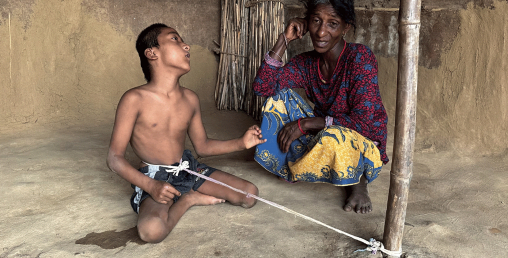 उपचार गर्नुपर्ने बालकलाई दाम्लोमा बाँधेर बालमैत्री वडा घोषणा
