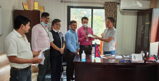 नेपाल बङ्गलादेश बैंकको बाह्रविसे शाखाद्धारा बाढी तथा पहिरो पीडितलाई राहत