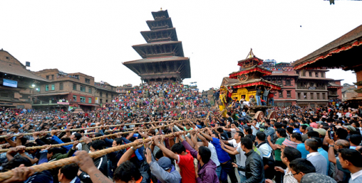 बिस्केट जात्रा शुरु, पहिलो दिनमै ढुङ्गा हानाहान