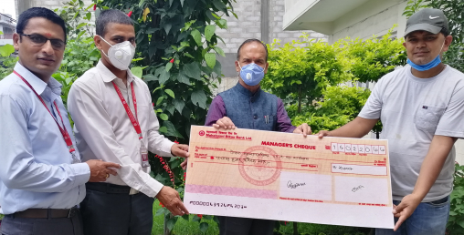 महालक्ष्मी विकास बैंकद्वारा कोरोनाका कारण आर्थिक अभावमा परेका परिवारलाई राहत वितरण