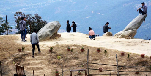 देवीस्थानमा पर्यटकः चुच्चे ढुङ्गामा सेल्फीदेखि घोडचडी र पिङको मज्जा लिन पाइने