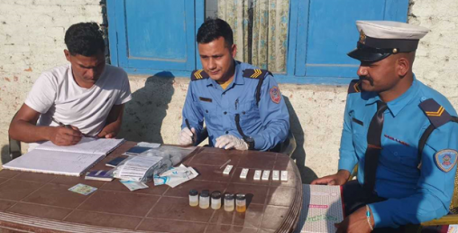 भाडाको माइक्रो बस चलाउने दुई जना चालकसहित ‍६ जना नियन्त्रणमा