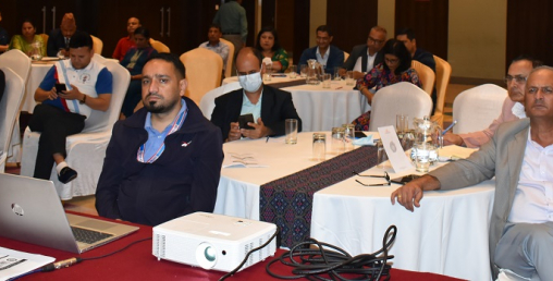 निर्जीवन बीमा कम्पनीका प्रमुख कार्यकारी अधिकृतहरूसँग अन्तरक्रिया