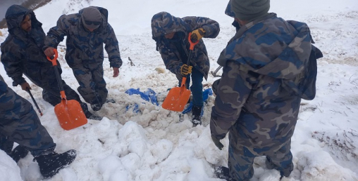 दार्चुला हिमपहिरो अपडेटः भारतीय सडक प्रयोग गरी शव खलङ्गा ल्याइँदै, दुई जना अझै बेपत्ता
