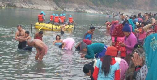 देवघाटमा नुहाउनको लागि निःशुल्क र्‍याफ्टिङ डुङ्गामा सरर