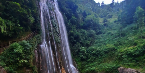 पर्यटकको आकर्षण बन्दै गाईघाट झरना