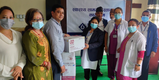 बैंक अफ काठमाण्डूद्वारा भक्तपुर अस्पताललाई स्वास्थ्य साम्रगी हस्तान्तरण