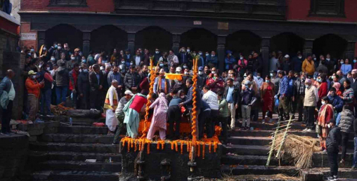 कांग्रेसको झण्डा ओडाएर डा. चन्द्र भण्डारीकी आमा हरिकलाका अन्त्येष्टि