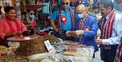 एनआईसी एशिया बैंकद्वारा धरान उपमहानगरपालिकामा क्युआर कोड वितरण