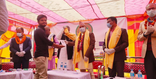 तीन सय मर्चेन्टहरुलाई क्यूआर कोड हस्तान्तरण
