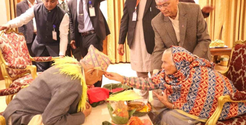 राष्ट्रपति पौडेलद्वारा ९१ वर्षीया भाउजूबाट टीका ग्रहण