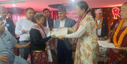 मोरङमा भूमिहीन दलित र सुकुम्वासीका ३६ घरपरिवारलाई लालपूर्जा वितरण