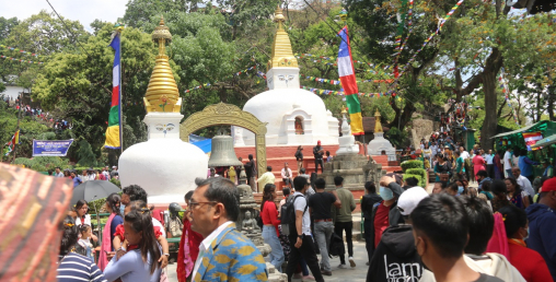 बौद्ध तीर्थस्थलमा दर्शनार्थीको घुइँचो (फोटो फिचर)