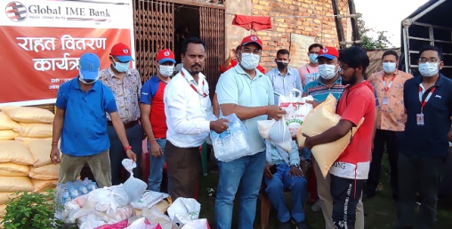 ग्लोबल आइएमई बैंकद्वारा बाढी पिडितलाई राहत वितरण