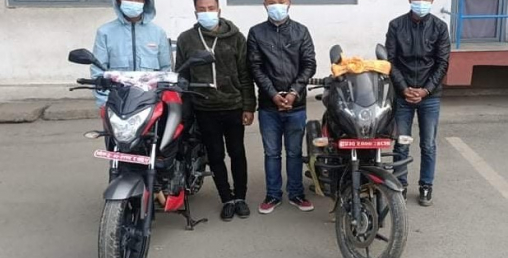 चार जना मोटर साइकल चोर पक्राउ