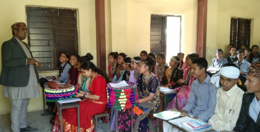 शिक्षक–विद्यार्थी सांस्कृतिक वेशभूषामा विद्यालय पुगेपछि...