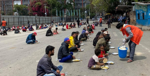 गोरखनाथ आश्रम दैनिक हजारौं मजदुर श्रमिकहरुलाई खाना खुवाउदै