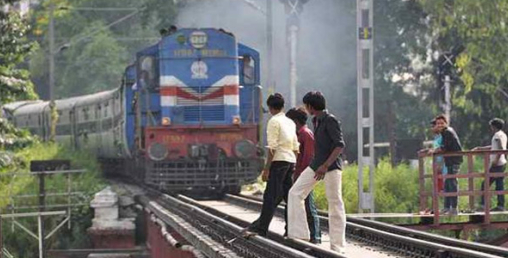 सेल्फी लिनेक्रममा तीन जनालाई रेलले कुल्च्यो