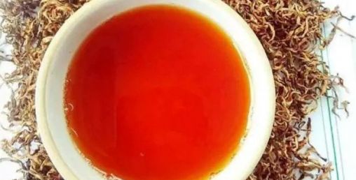 कसले पिउँछ हजुर यति महँगो चिया ?