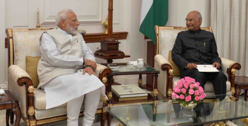 मोदीले दिए राजीनामा