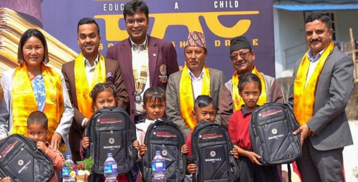 महालक्ष्मी विकास बैंकले विद्यार्थीलाई दियो झोला