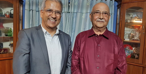 रविन्द्र मिश्रलाई केपी ओलीले दिए दुई रुपैयाँका एक मुठ्ठी सिक्का