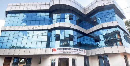 एमाले कर्मचारीबीच भवन कब्जा गर्ने नाममा दुई पक्षको भिडन्त
