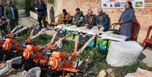 मध्यमार्ग कृषि सहकारीले किसानलाई अनुदानमा दियो कृषि सामाग्री