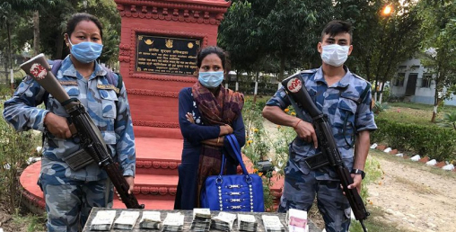 भारतीय अवैध प्रतिबन्धित रुपैया सहित एक महिला पक्राउ