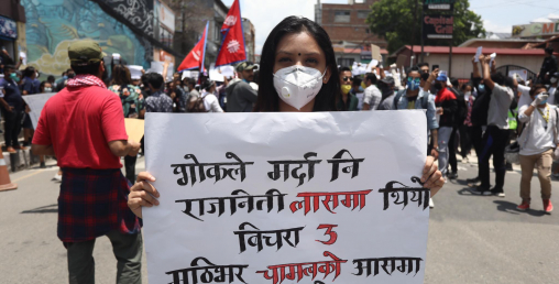 प्रहरीमाथि ढुङ्गा हान्ने घाइते आन्दोलनकारीलाई प्रहरीले नै रगत दिएर बचाए