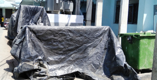 प्रशासनको लापरवाहीका कारण ३० करोडको एमआरआई मेसिन खुला आकाशमुनि