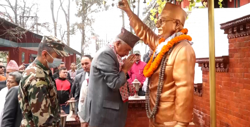 राष्ट्रपति रामचन्द्र पौडेलद्वारा पुष्पलाल र कृष्णप्रसादको सालिकमा माल्यार्पण