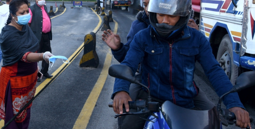 गोजीमा मास्क राखेर हिँड्नेलाई सय रुपैयाँ जरिवाना