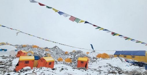 अनुकूल मौसमको प्रतीक्षामा सयौं सगरमाथा आरोही