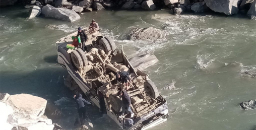मुस्ताङबाट पोखरा जाँदै गरेको बस कालीगण्डकीमा खस्दा १७ जना घाइते
