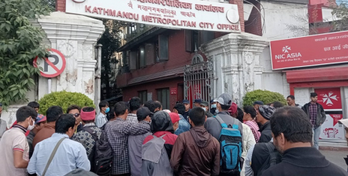 सडकबाट हटाइएका नागरिकहरुले महानगर कार्यालय घेरे