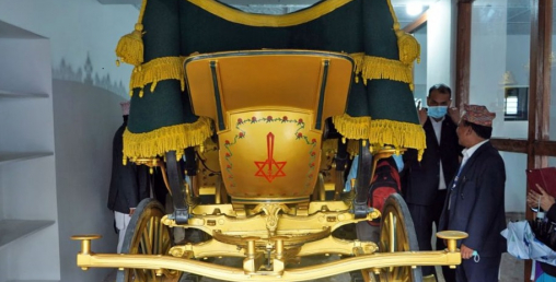 स्वर्गीय राजा वीरेन्द्रले  प्रयोग गरेको बग्गी हुर्न पाइने
